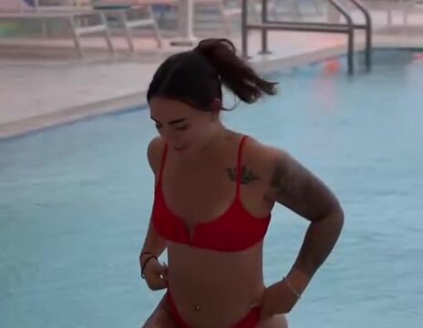 Abby Berner – Sexy in the pool